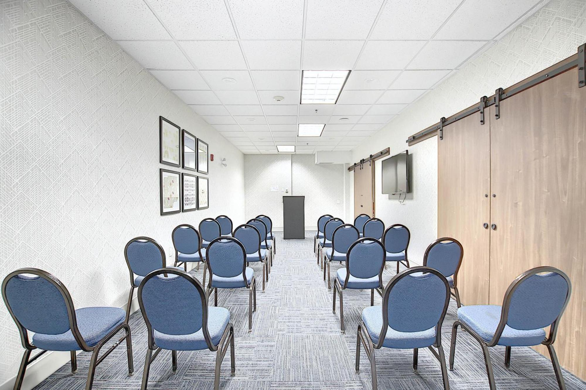 Holiday Inn Express Airport Calgary By Ihg Luaran gambar